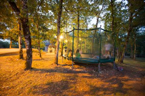 Le trampoline : pièce maîtresse de notre espace jeu !