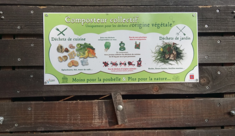 Au cœur de la nature, un composteur collectif valorise les déchets organiques pour préserver l'environnement du domaine