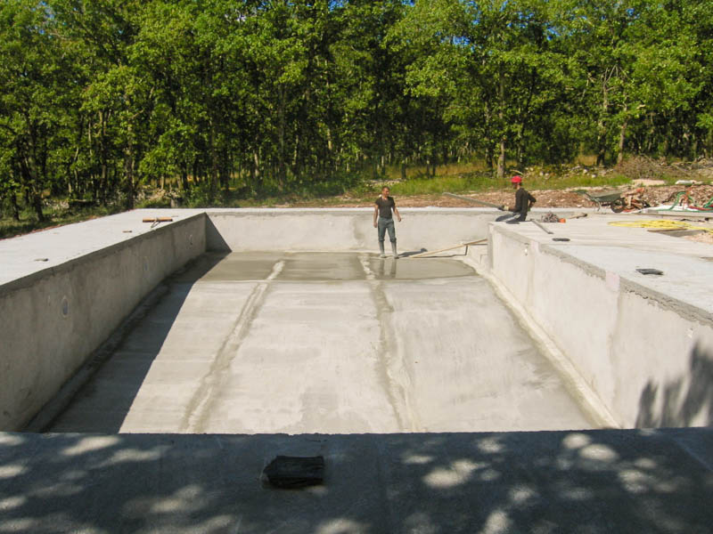 La piscine de Bois de Faral en construction, bientôt prête à vous accueillir au cœur de la nature lotoise