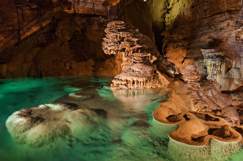 Découvrez les souterrains magiques du Lot, entre stalactites majestueuses et eaux turquoise. À quelques pas de vos chalets Bois de Faral